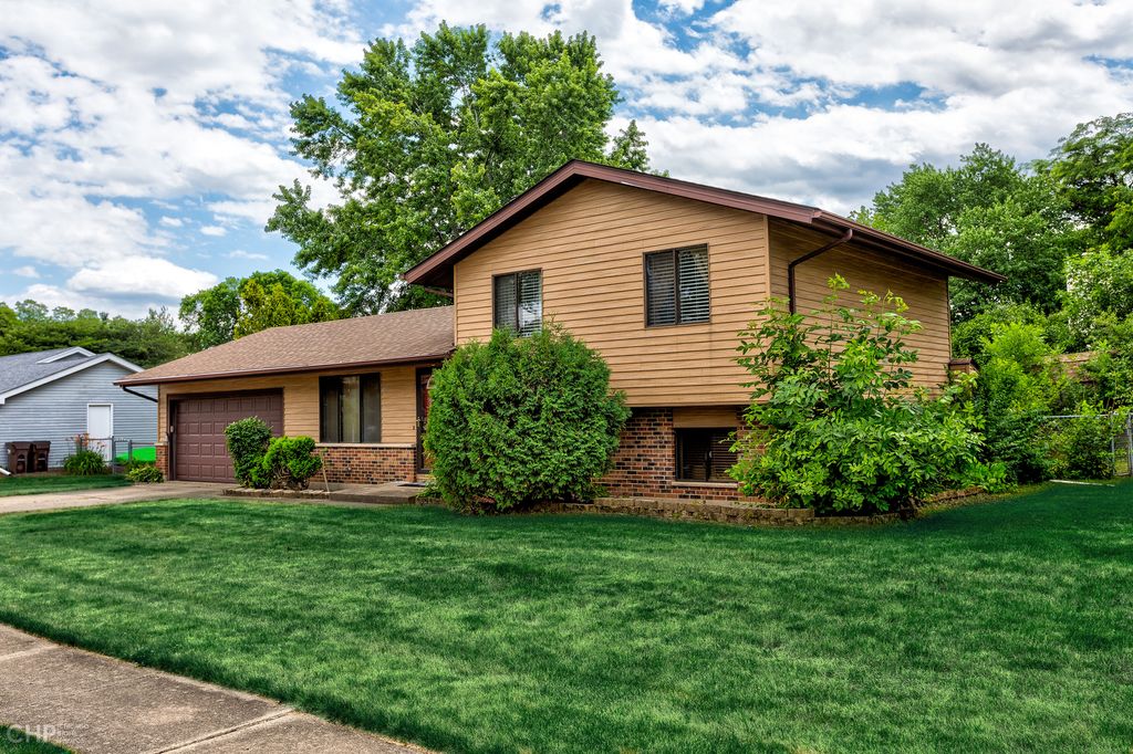409 Kensington Dr, Mchenry, IL 60050
