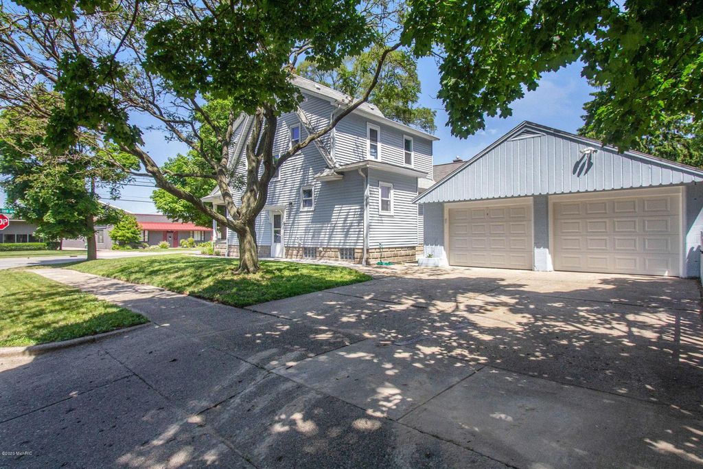 2132 Kalamazoo Ave SE, Grand Rapids, MI 3 Bed, 2 Bath SingleFamily