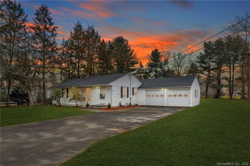 21 Lake Rd, Woodbury, CT 06798