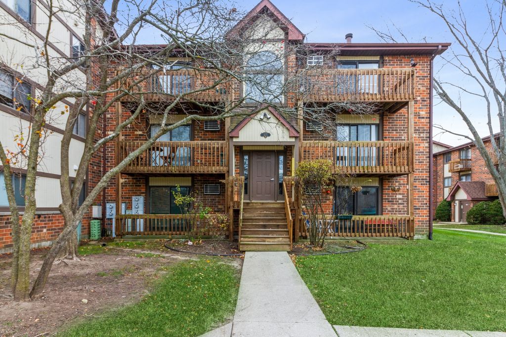 425 Berkshire Dr #15, Crystal Lake, IL 60014