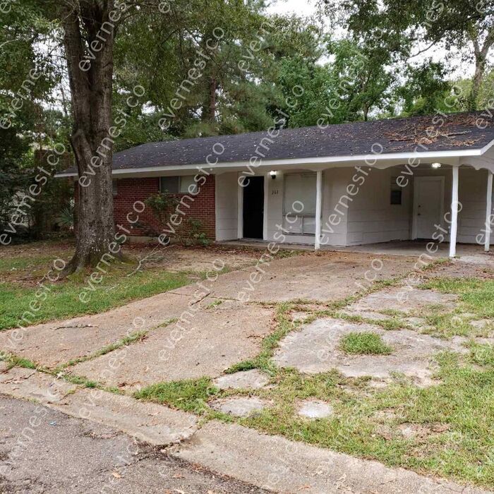 361 Queen Margaret Ln, Jackson, MS 39209