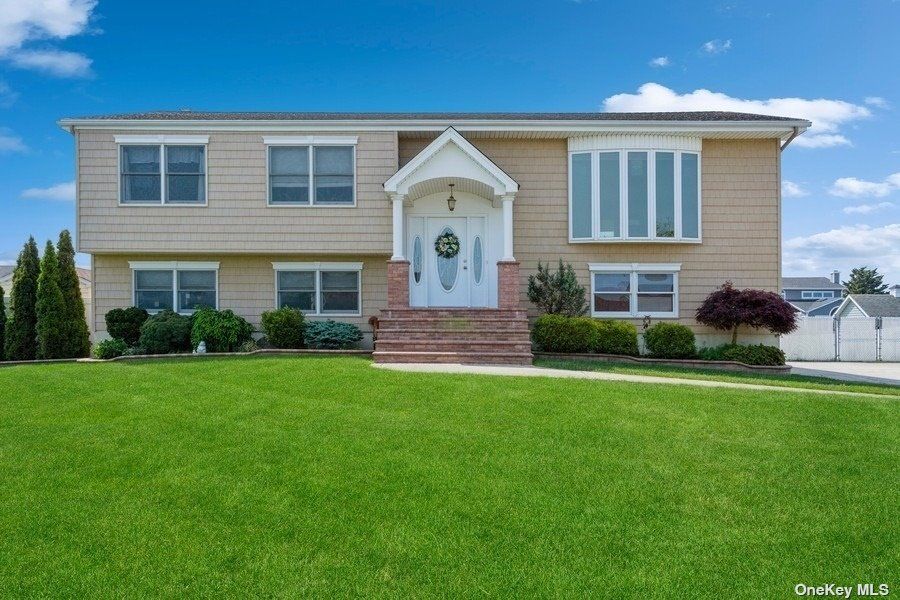 20 Dolphin Lane, Copiague, NY 11726 Trulia