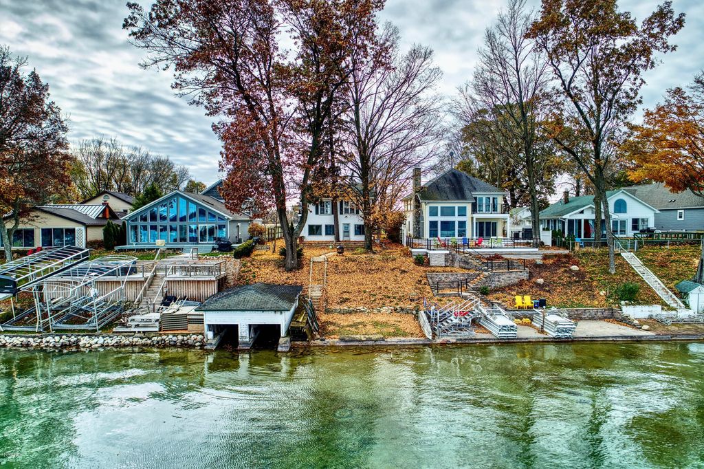 22052 Lake St, Cassopolis, MI 5 Bed, 2 Bath SingleFamily Home 67