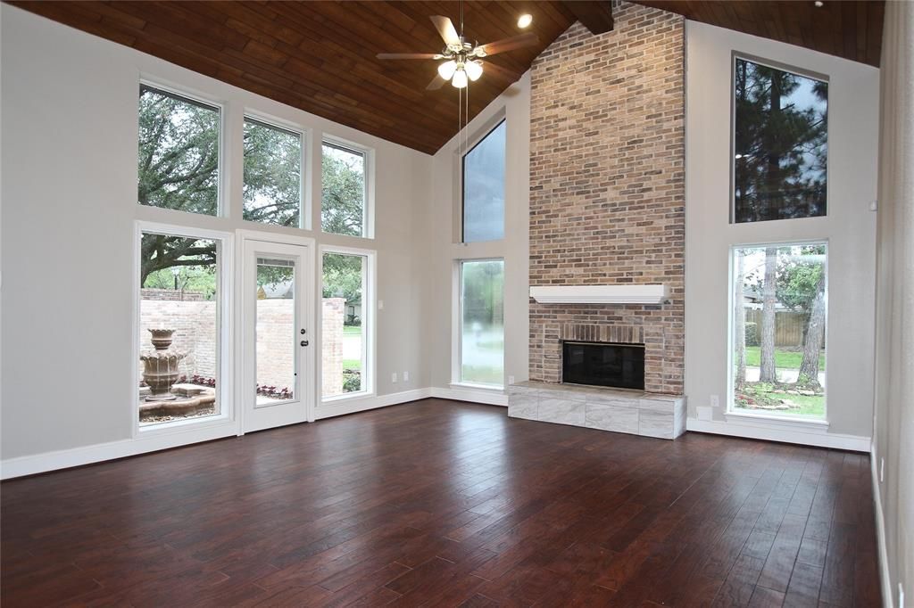 227 E Sutton Sq, Stafford, TX 77477