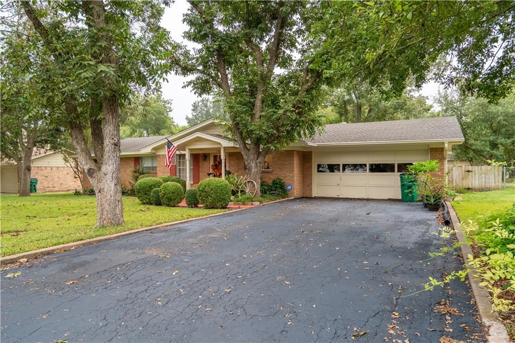 1907 Lathan Ln, Taylor, TX 76574