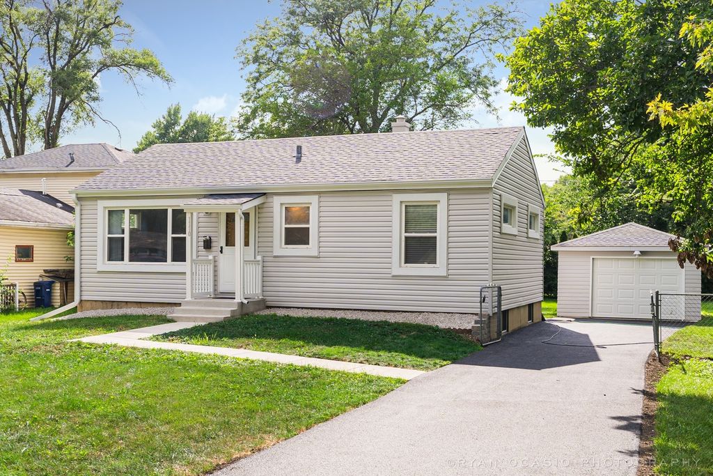 1110 Fischer St, Wheaton, IL 60189