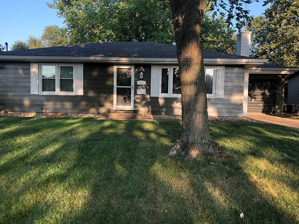 1411 W Shore Dr, Pekin, IL 61554