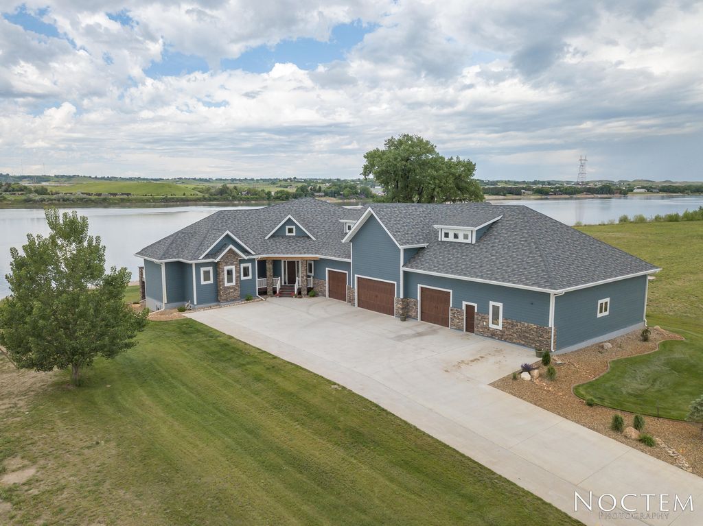 6200 Misty Waters Dr, Bismarck, ND 58503