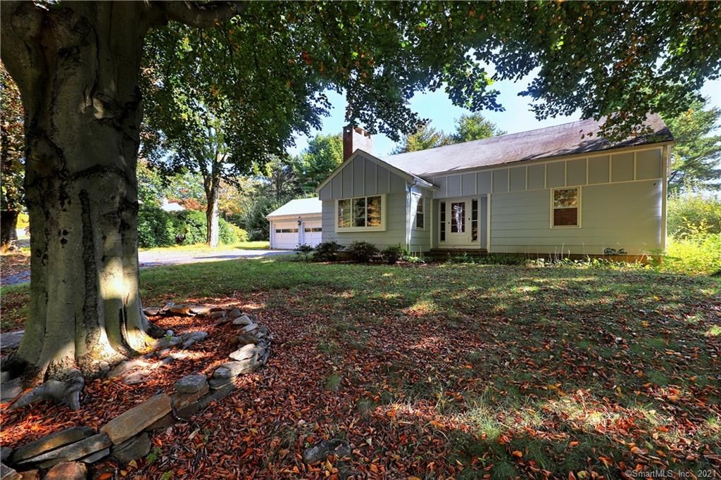586 Huntington St, Shelton, CT 06484