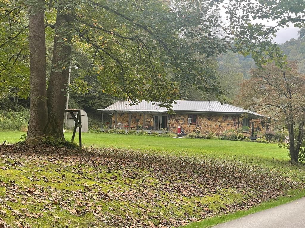 2261 Kingdom Come Crk, Whitesburg, KY 41858