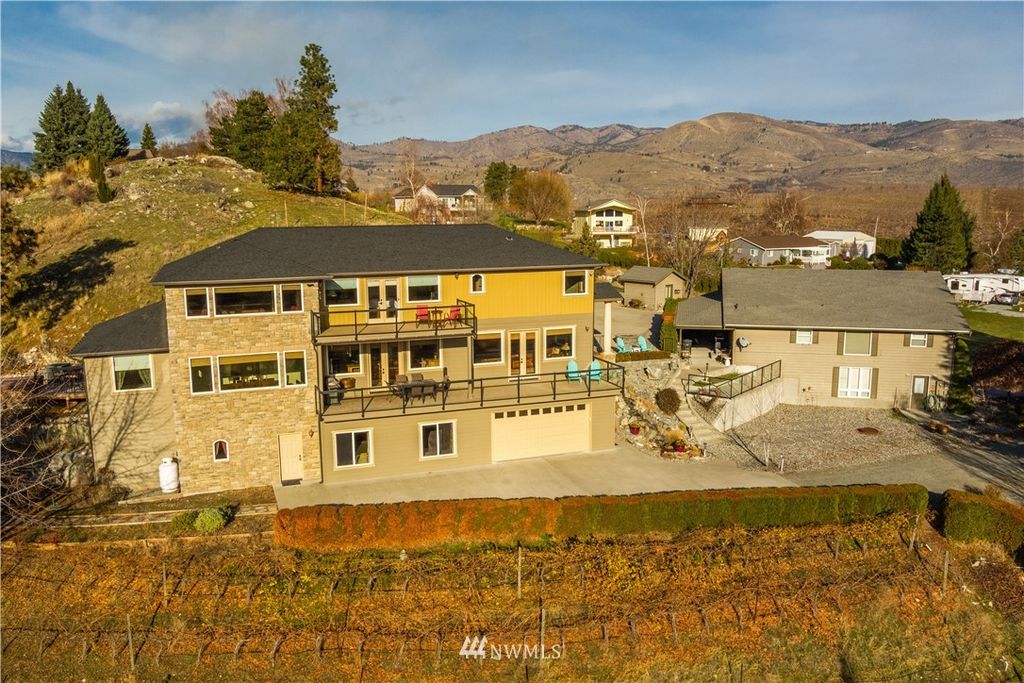 103 American Way Ln, Manson, WA 98831