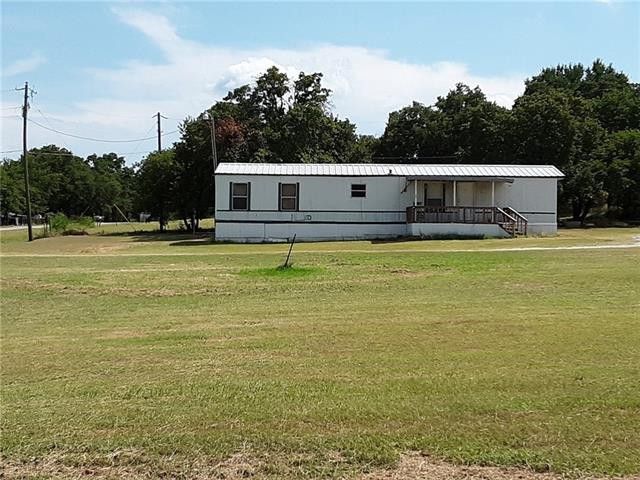 173 Briar Oaks Dr, Azle, TX 76020