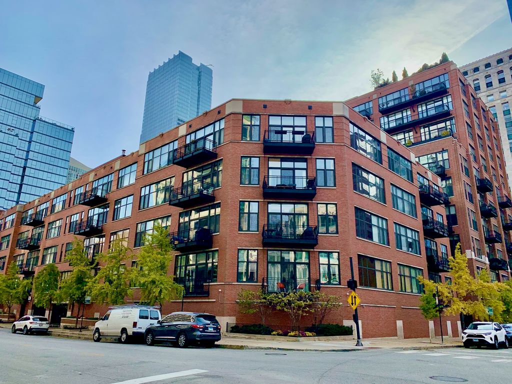 333 W Hubbard St #305, Chicago, IL 60654
