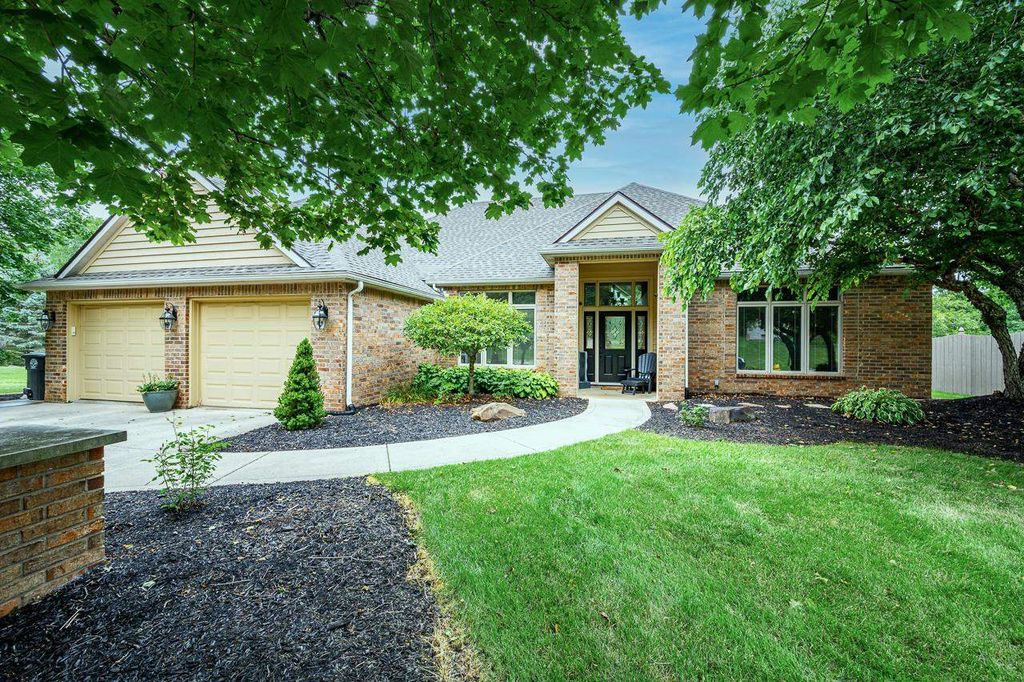 2220 Point Wood Rd, Fort Wayne, IN 46818