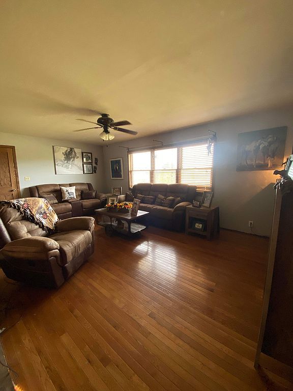 1057 N 2150th Ave, Mendon, IL 62351