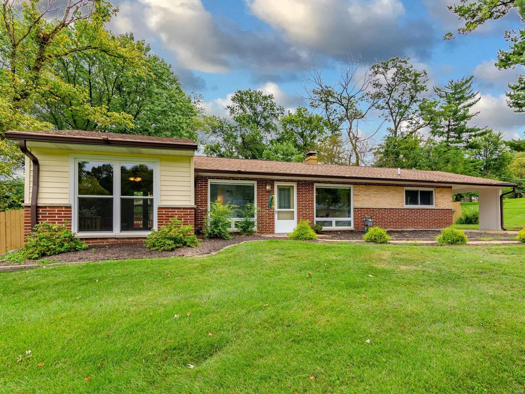13 Country Squire Ln, Saint Louis, MO 63146