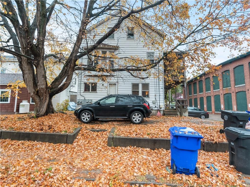 768 Main St 2ndFlr 4Bed FreshPaint Laminate SSAppliances PetsOK Prkg