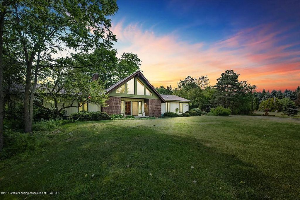 13906 Wacousta Rd, Grand Ledge, MI 48837