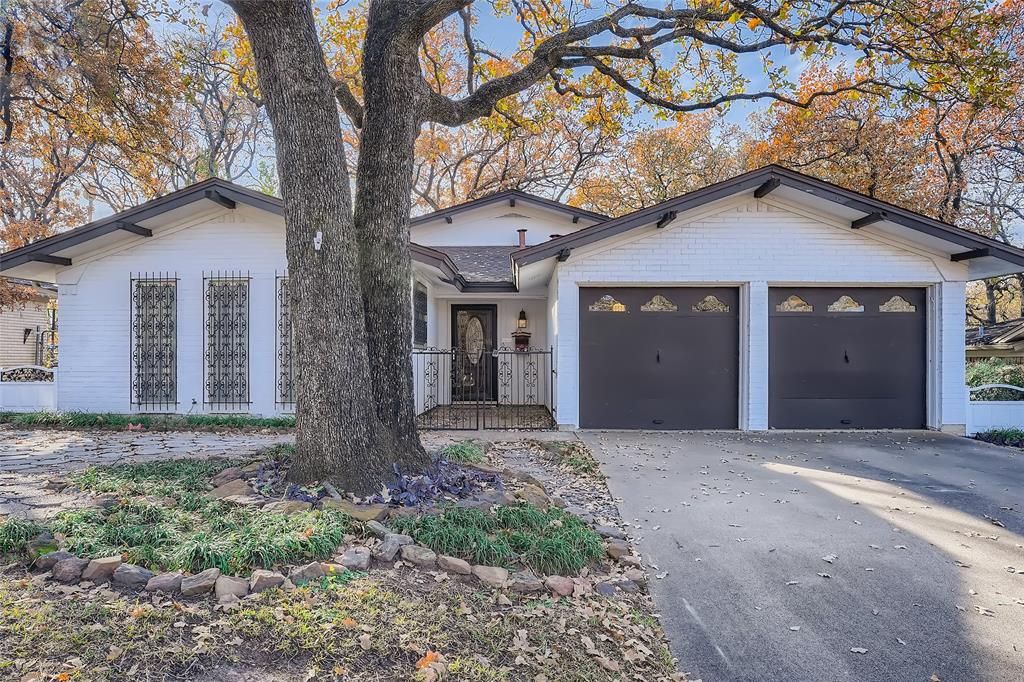 849 Timberhill Dr, Hurst, TX 76053