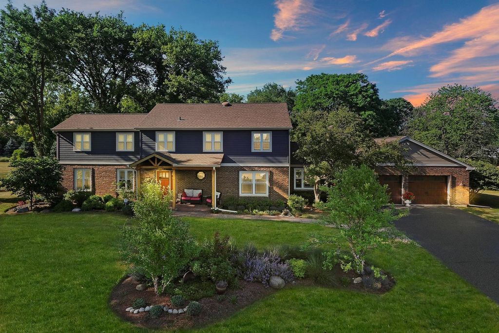 132 Vance Ct, Lake Barrington, IL 60010