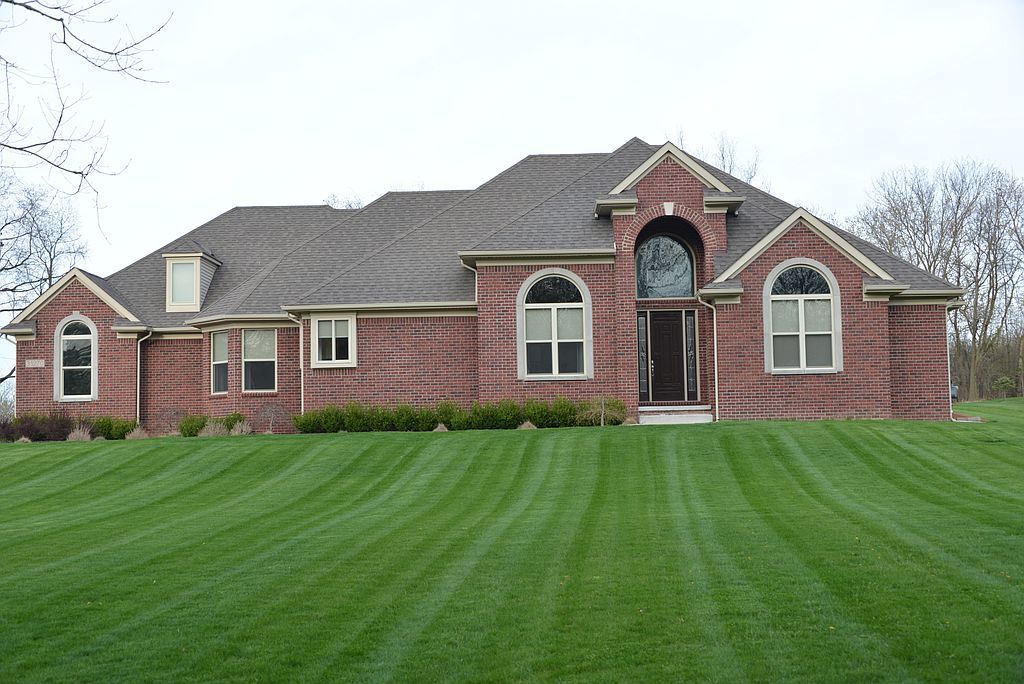 31270 Bailove Ln, Milford, MI 48381