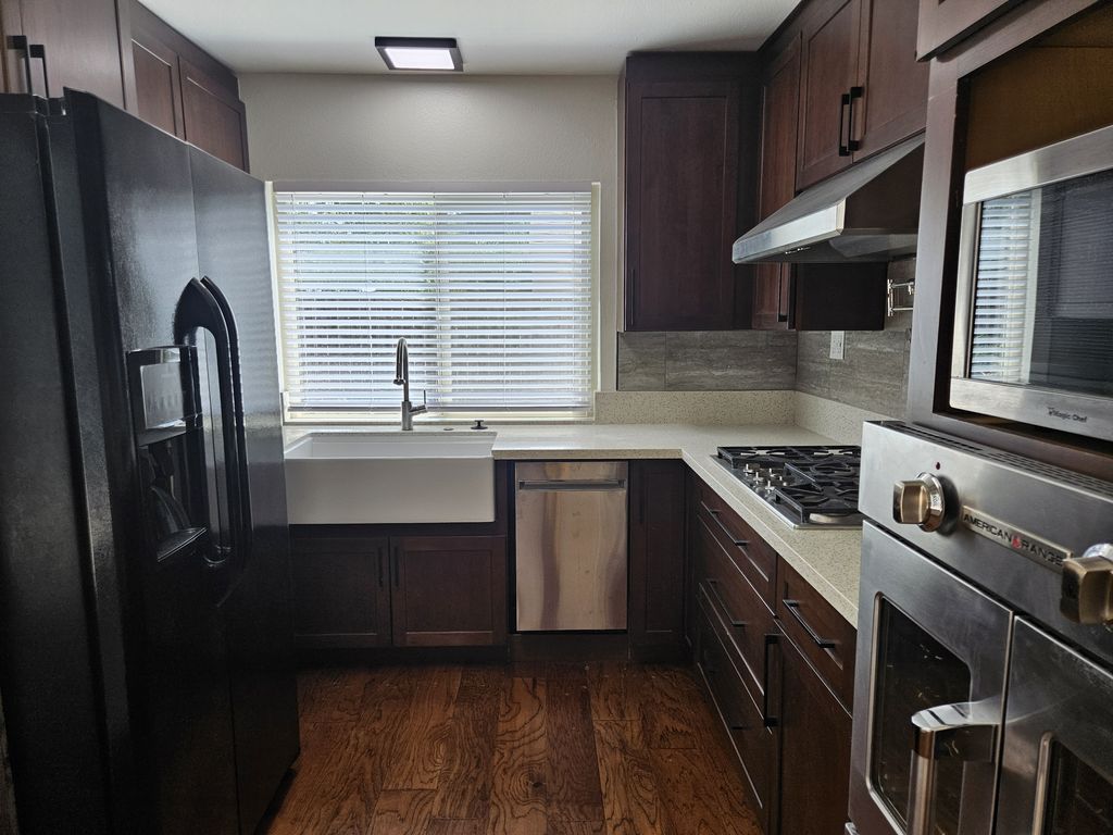 10020 Leucadia Ln, Riverside, CA 92503