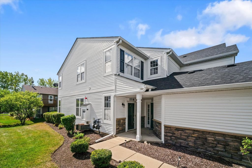2538 Golf Ridge Cir, Naperville, IL 60563