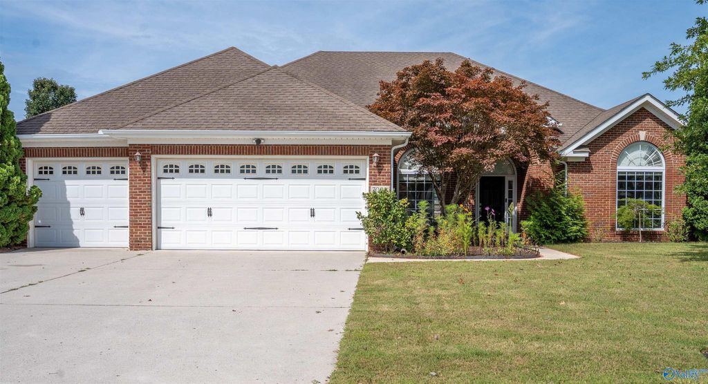 7008 Freedom Park Cir SE, Owens Cross Roads, AL 35763