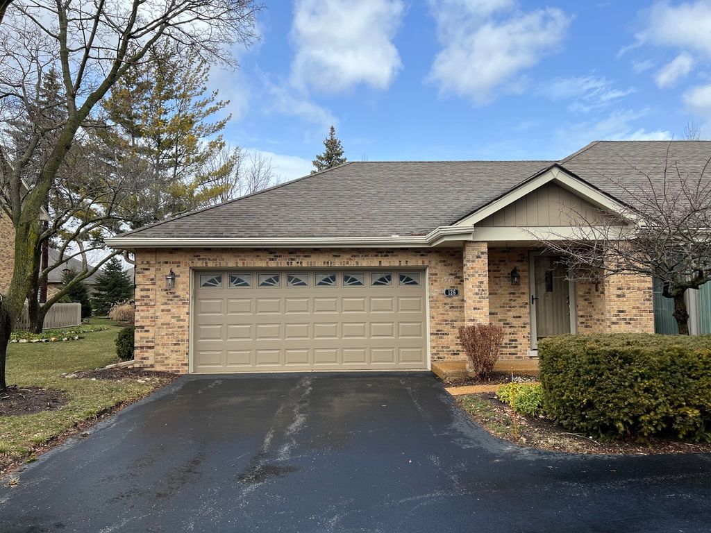 126 Country Club Dr #126, Bloomingdale, IL 60108