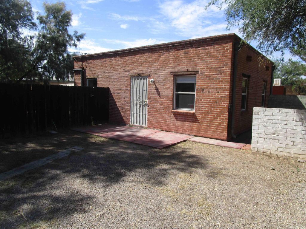 1805 E Blacklidge Dr, Tucson, AZ 85719