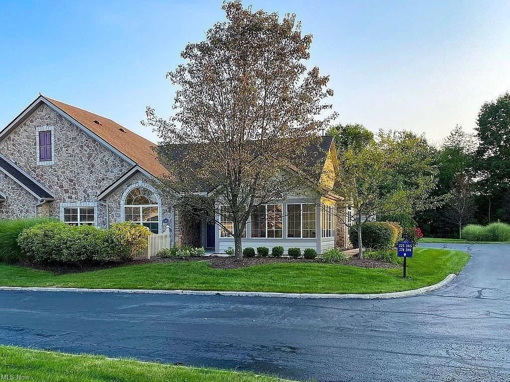 271 Arlington Dr, Aurora, OH 44202