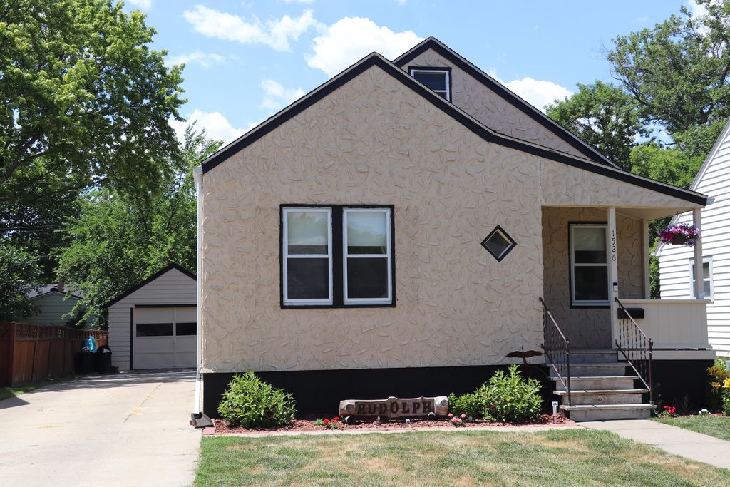 1526 S Lincoln St, Aberdeen, SD 57401