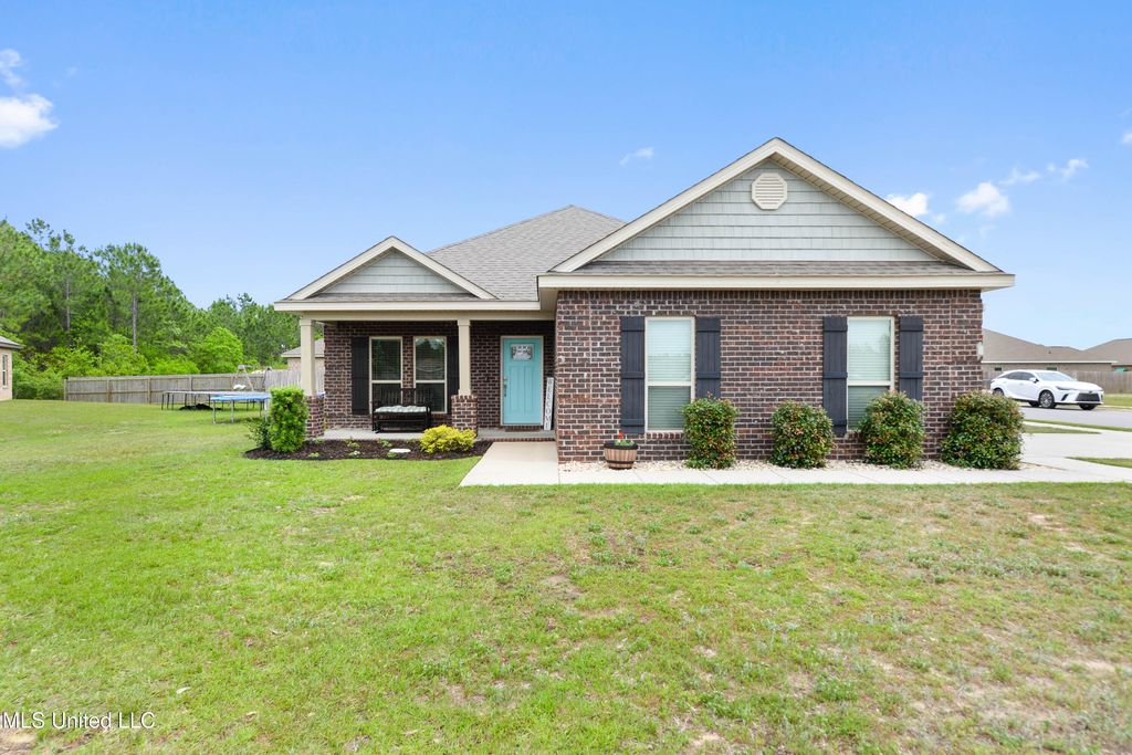 6820 Sweetclover Dr, Ocean Springs, MS 39564