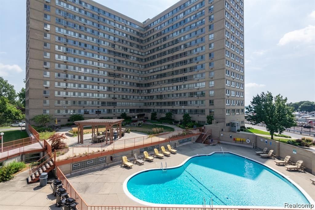 8900 E Jefferson Ave #1424, Detroit, MI 48214