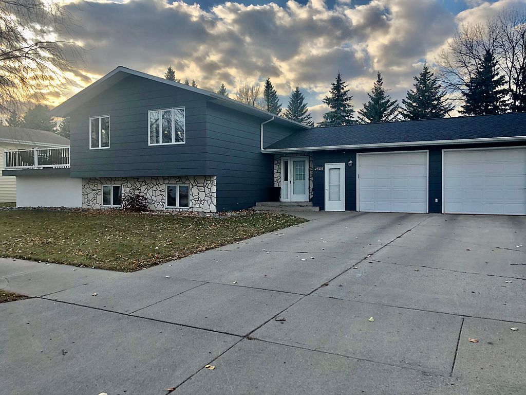 2506 W Fallcreek Ct, Grand Forks, ND 58201