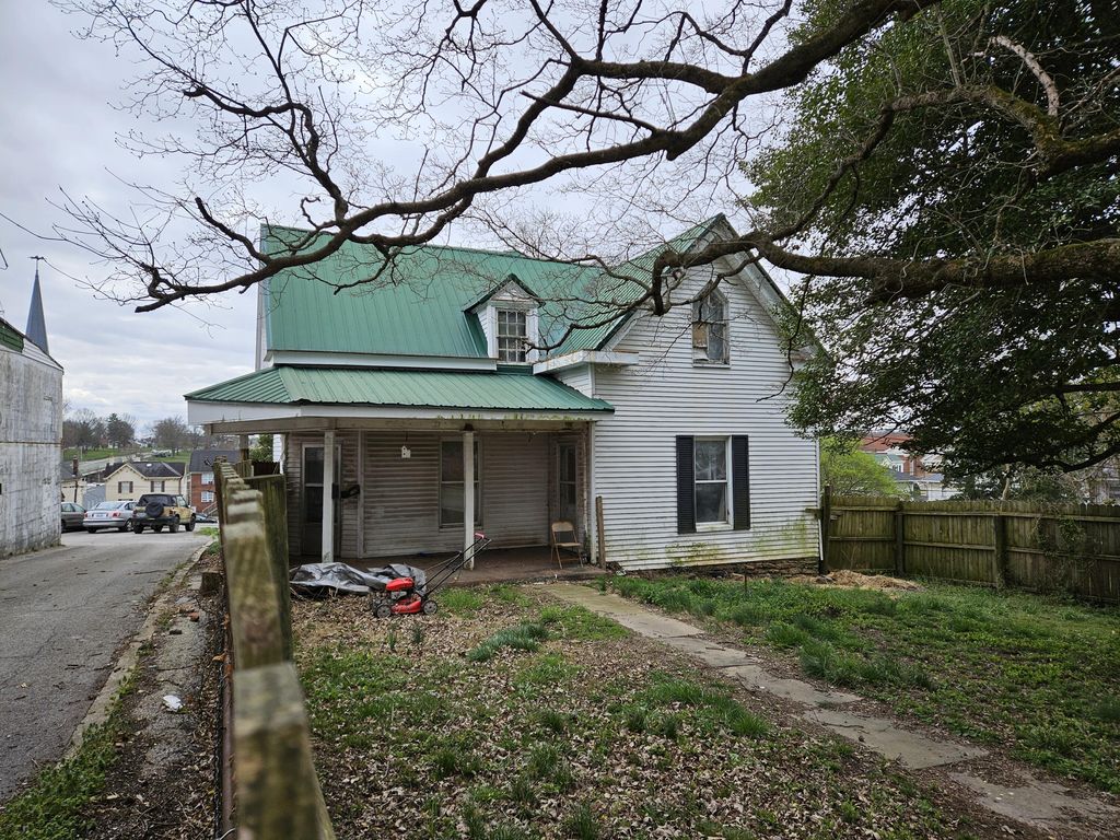 114 W  High St, Mount Sterling, KY 40353