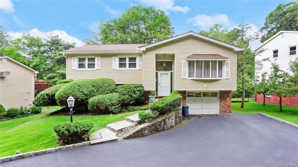 36 Lake Shore Dr, Pleasantville, NY 10570