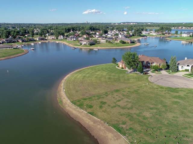 4508 Shoreview Pl SE, Mandan, ND 58554
