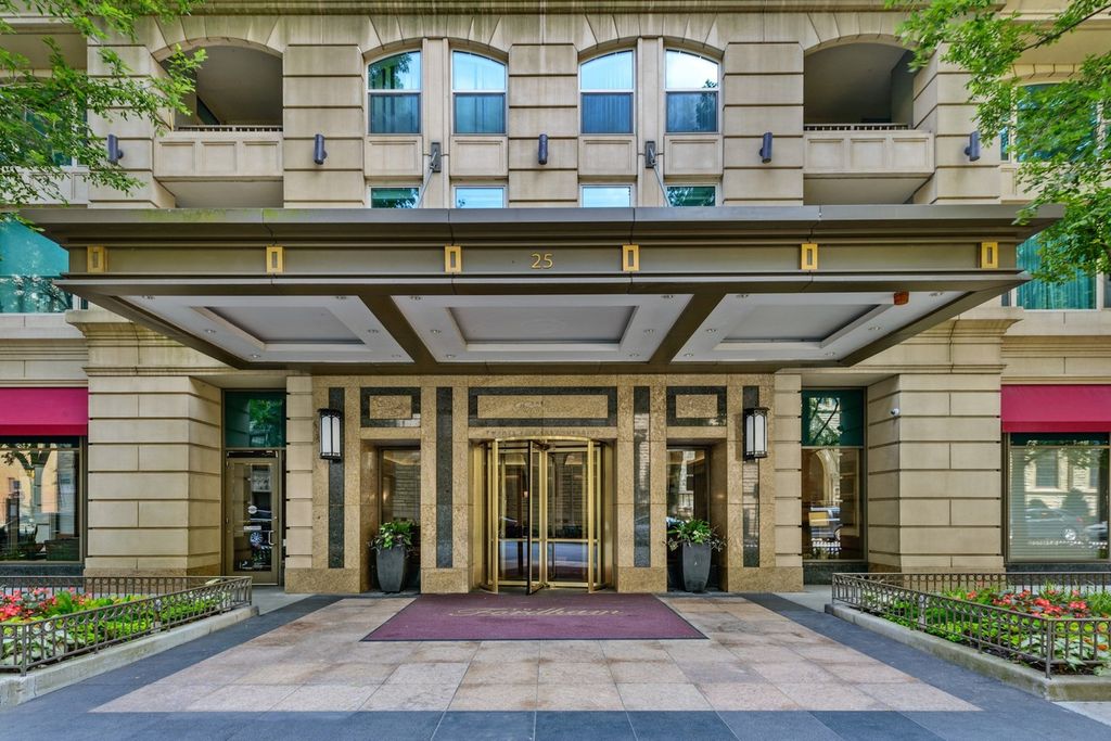 25 E Superior St #3102, Chicago, IL 60611