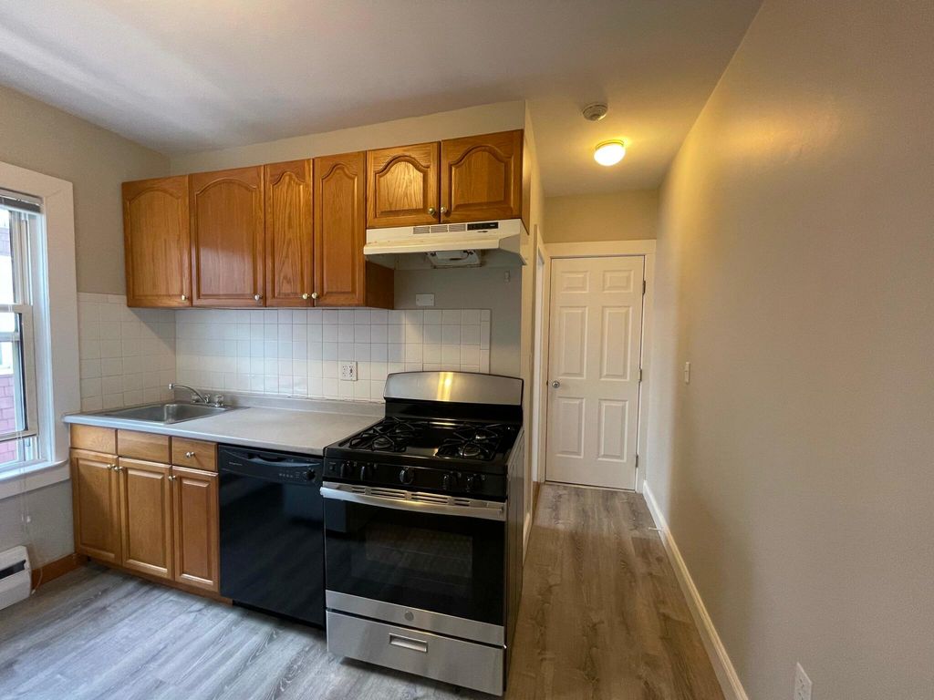 222 Banks St #5, Cambridge, MA 02138