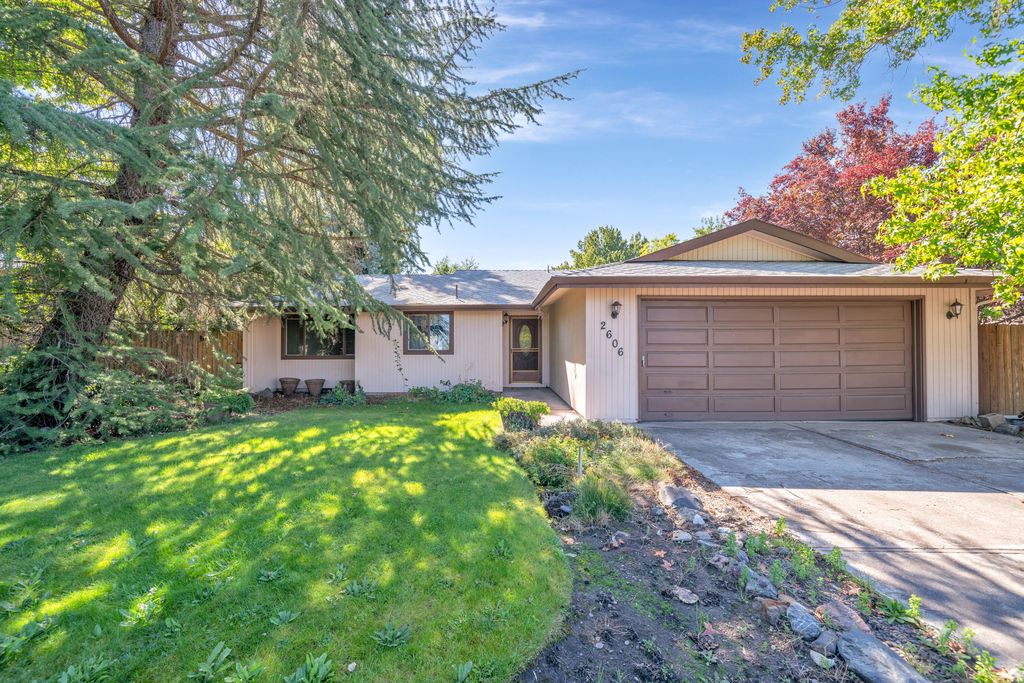 2606 Delta Waters Rd, Medford, OR 97504