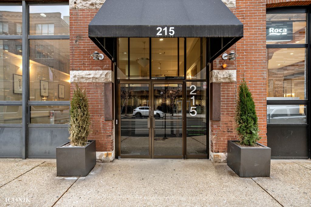 215 W Illinois St #5C, Chicago, IL 60654