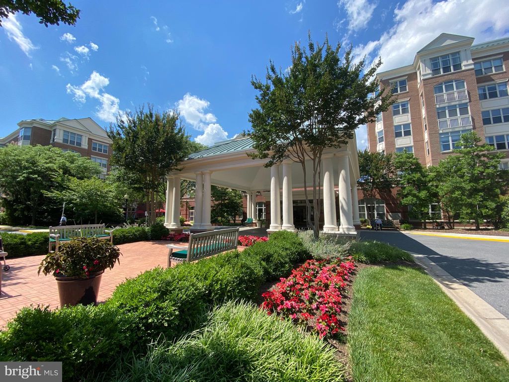 9707 Old Georgetown Rd #2418, Bethesda, MD 20814