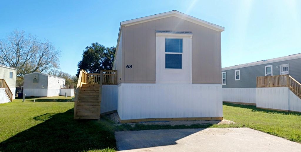 68 Roger St, La Grange, TX 78945
