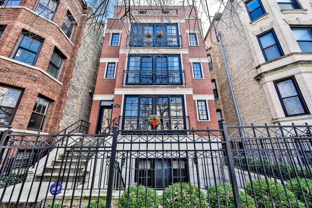 663 W Wellington Ave #4, Chicago, IL 60657