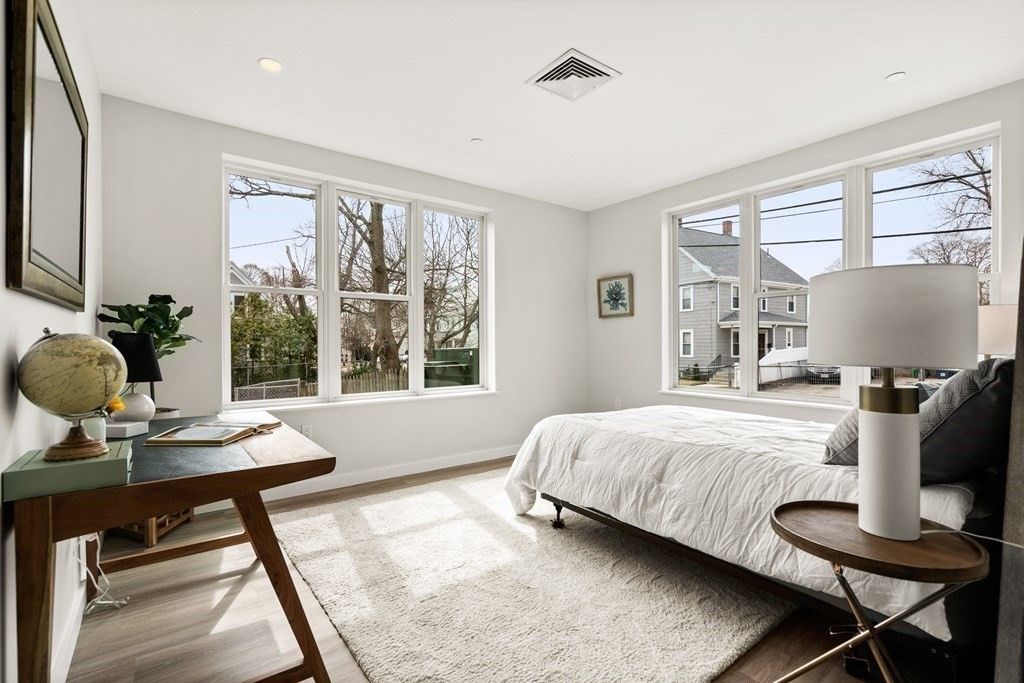 68 Los Angeles St #201, Newton, MA 02458