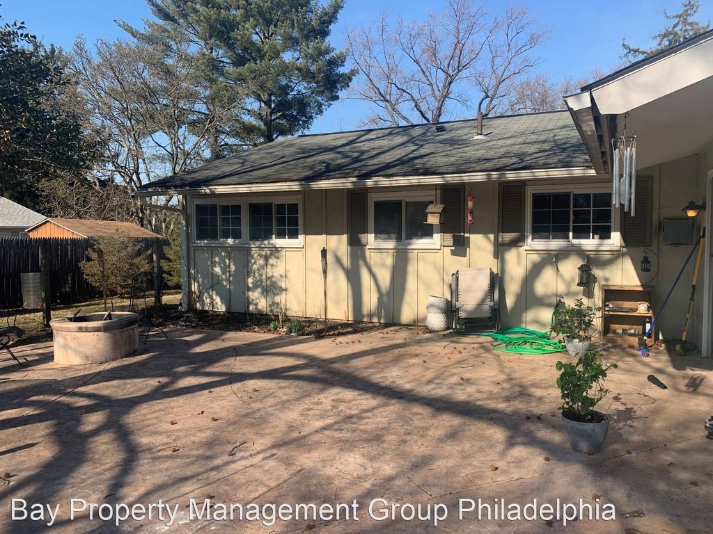 2556 N Parkview Dr, Norristown, PA 19403