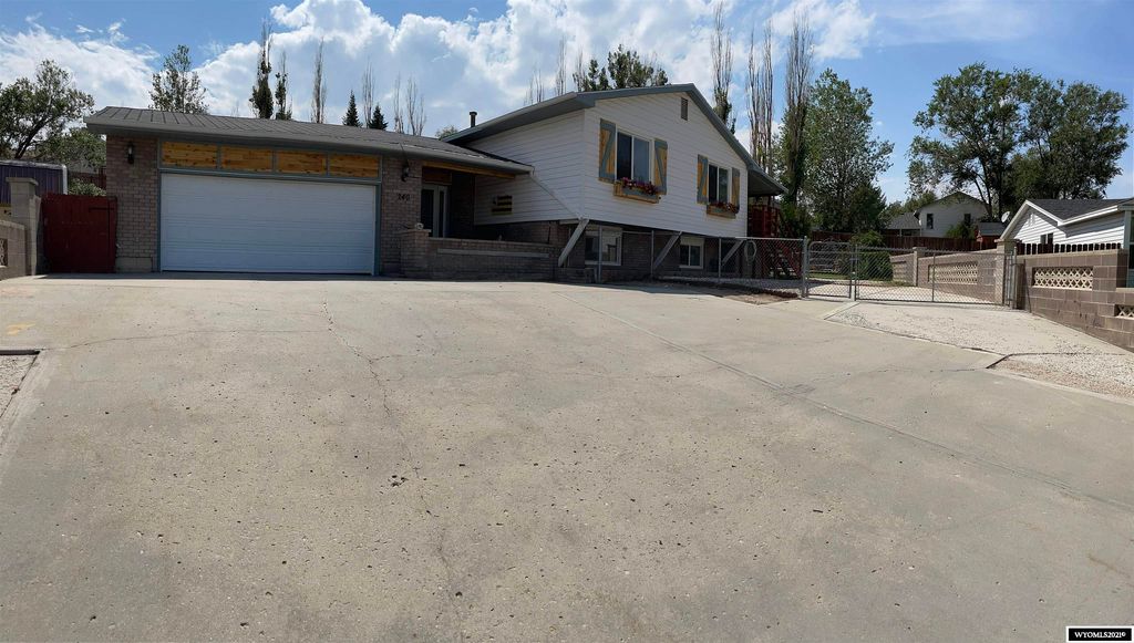 240 Cherokee Dr, Rock Springs, WY 82901