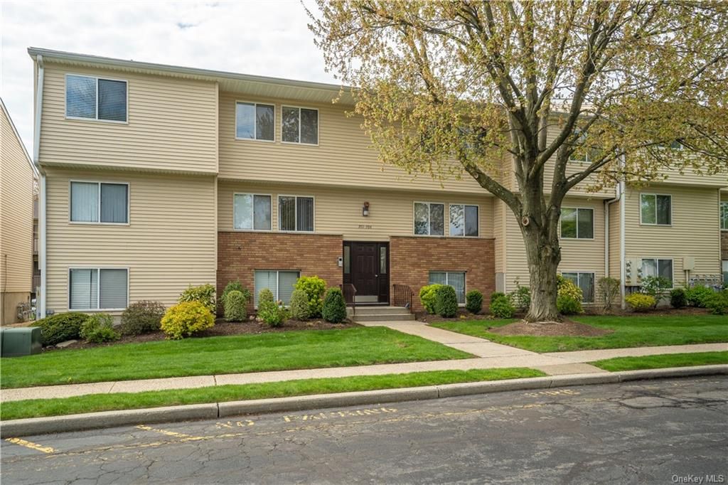 25 College Ave #704, Nanuet, NY 10954