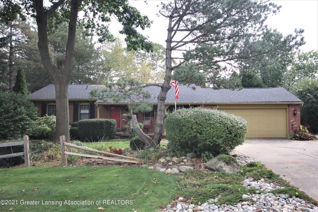 1738 Sunnymede Ln, Lansing, MI 48906